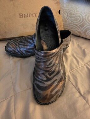 EUC Born Toby Clog - Dark Brown w/Bronze & Light Blue Accents - Size 9M